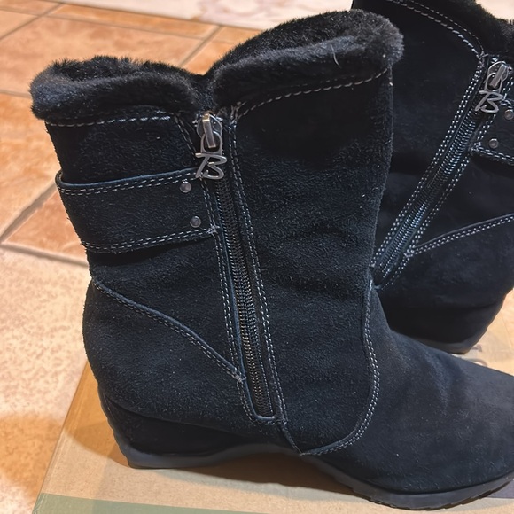 Brilliant Waterproof Jewel Leather Side
Zip Ankle Boots Womens Size 7 1/2W, New - Picture 9 of 11